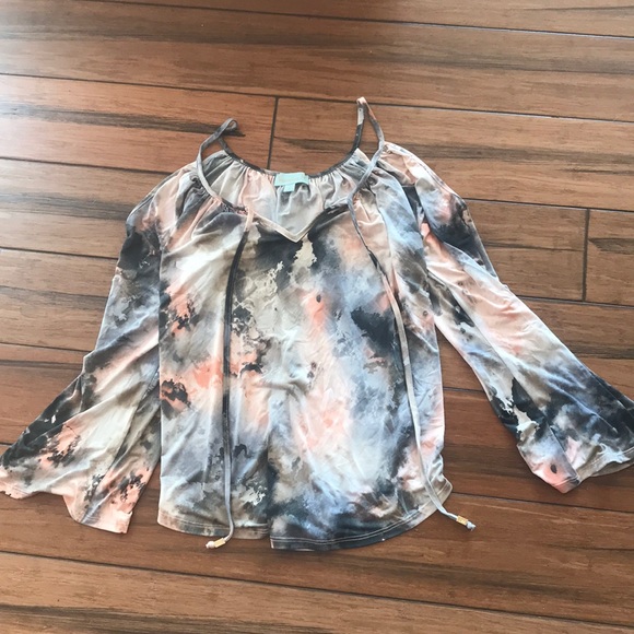 Adorable and stylish blouse - Picture 1 of 3
